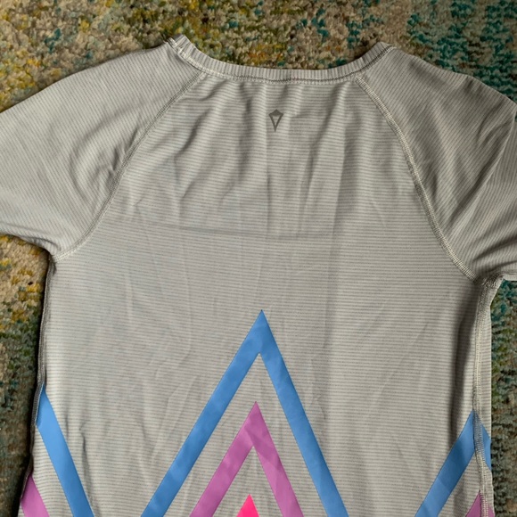 Ivivva by Lululemon Run Tee size 10!! Awesome ❤️ - Picture 6 of 6